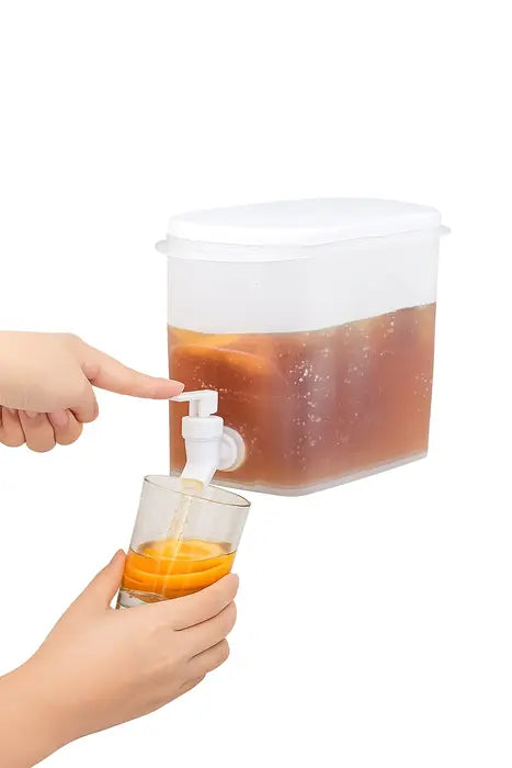 Space-saving refrigerator water dispenser